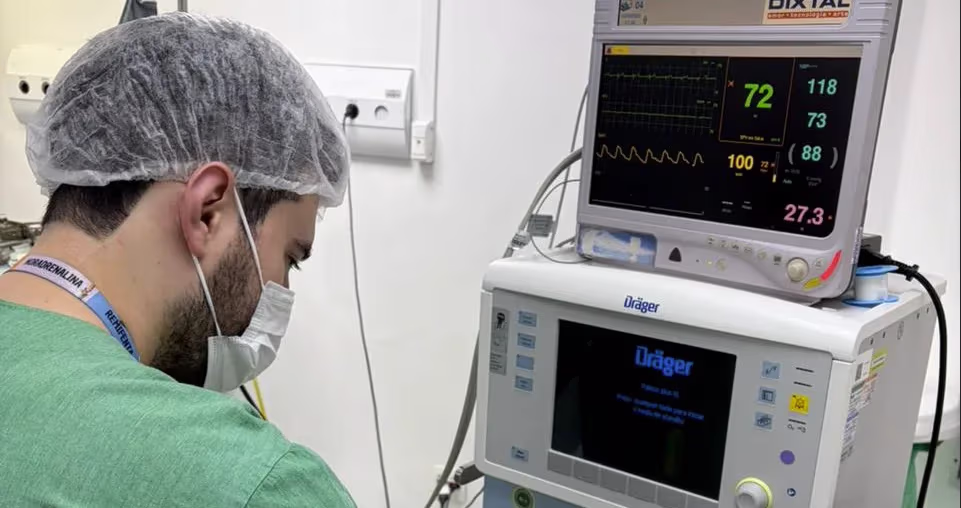 Anestesiologista G4 monitorando paciente em centro cirúrgico